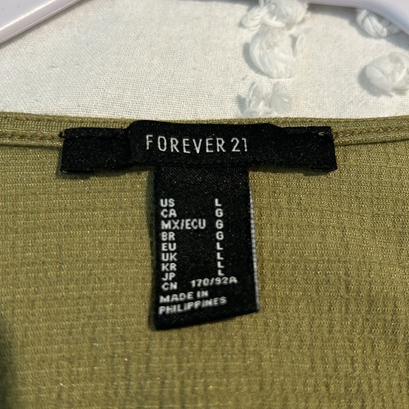 FOREVER 21 TOP! 🤍 - Picture 2 of 3
